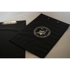 Podložka s klipom A4 s logom Prírodovedeckej fakulty Podložka s klipom A4 s logom Prírodovedeckej fakulty