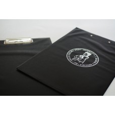 Podložka s klipom A4 s logom Fakulty verejnej správy Podložka s klipom A4 s logom Fakulty verejnej správy